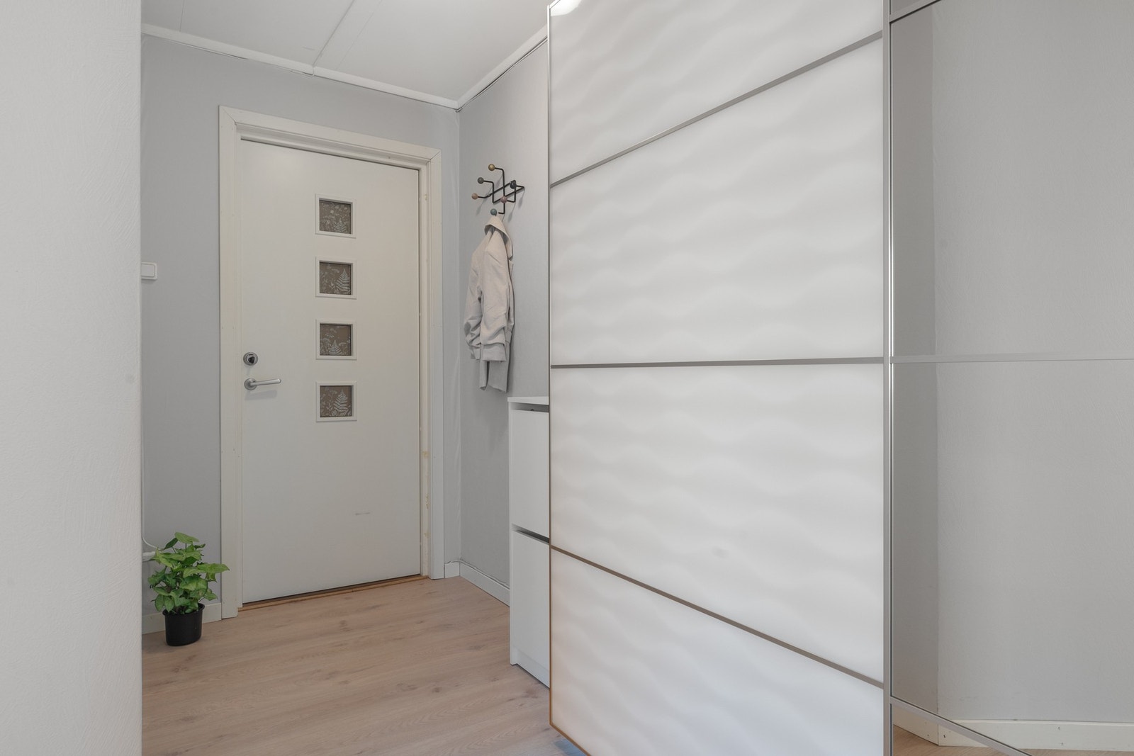 Hyggelig entrè med god plass til oppbevaring av ytterbekledning i skap. Galleribilde