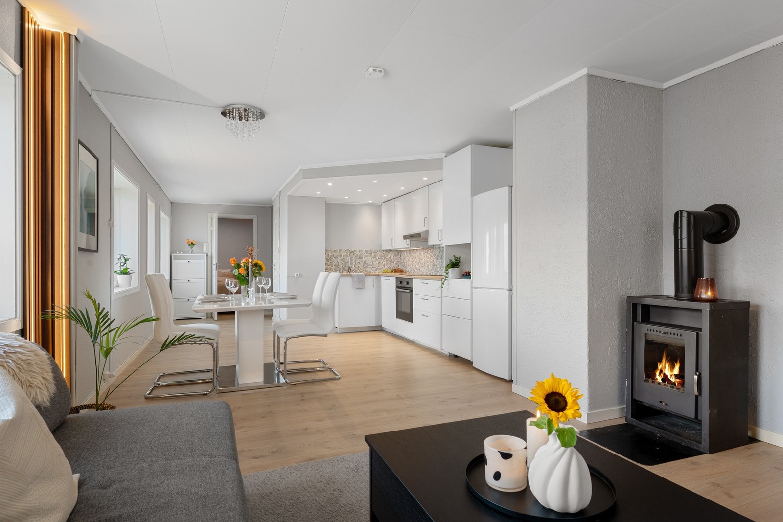 Boligen har en herlig stue med god plass til ønsket møblering. Galleribilde