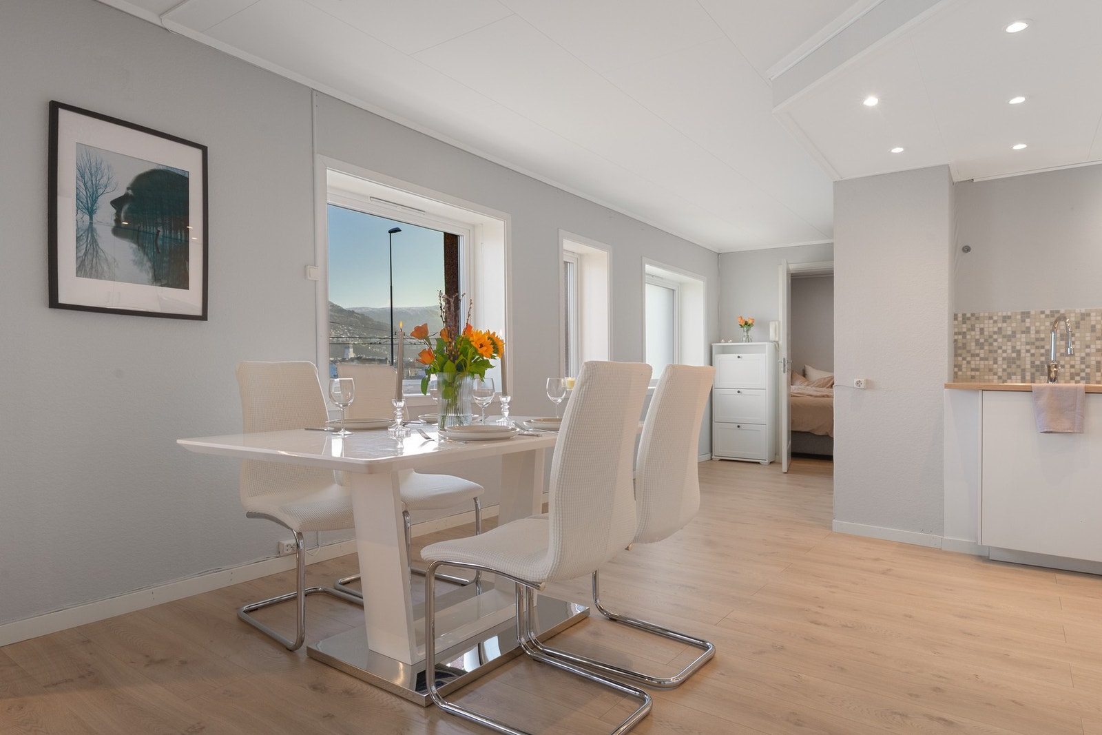 Ved kjøkkenet er det god plass til et langbord om en skulle ønske å invitere venner og familie. Galleribilde