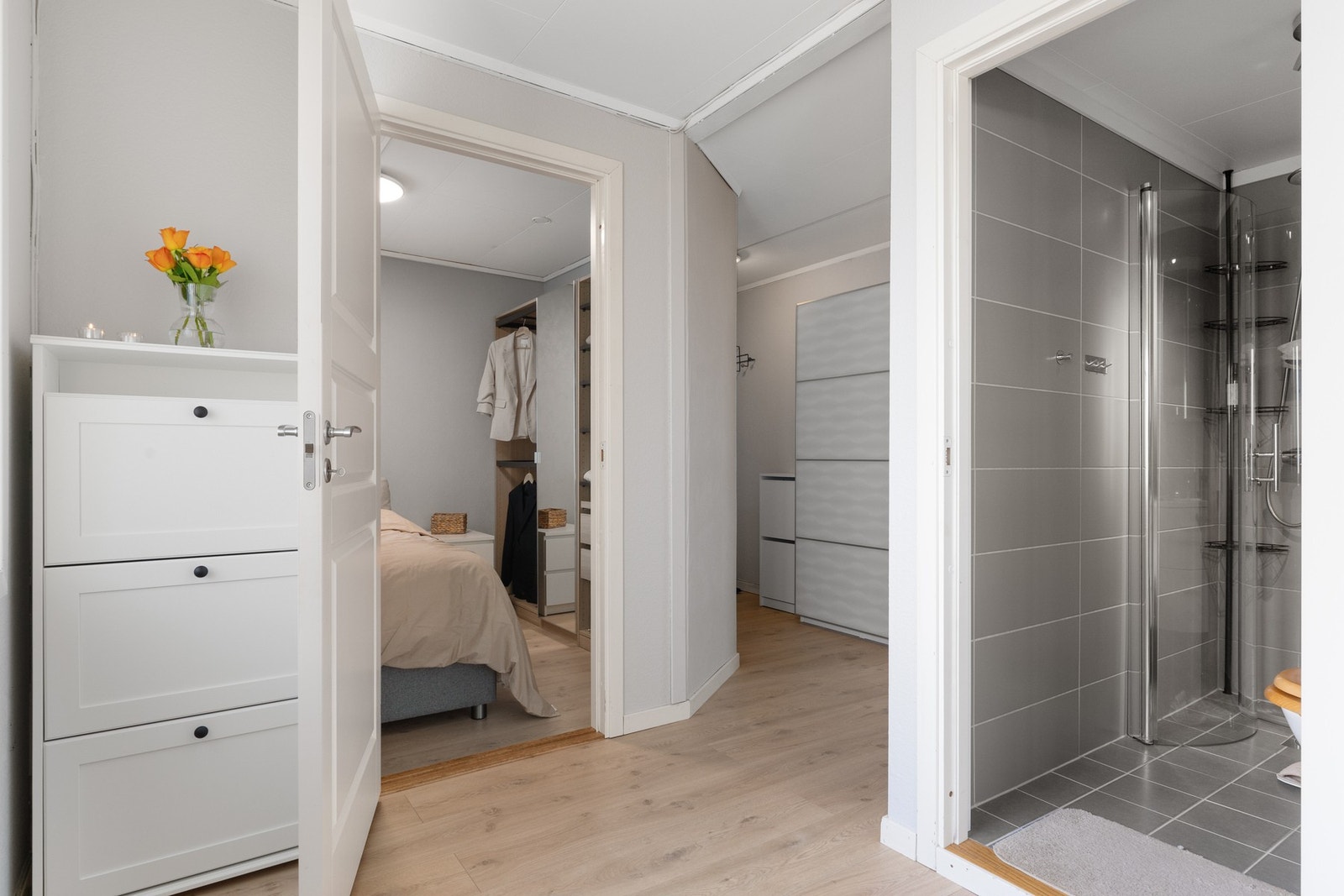 Det er en romslig gang i boligen. Galleribilde