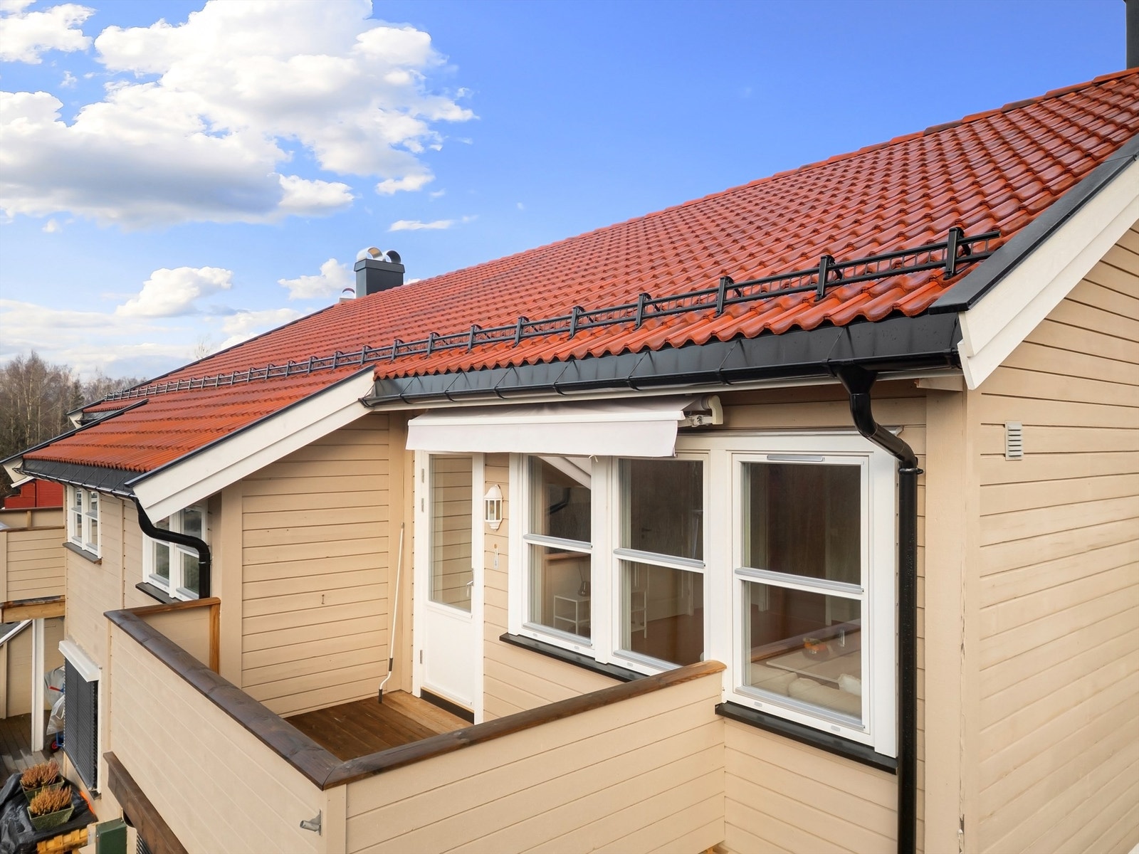 Sydvest-vendt altan på ca. 7 kvm med adkomst fra stuen Galleribilde