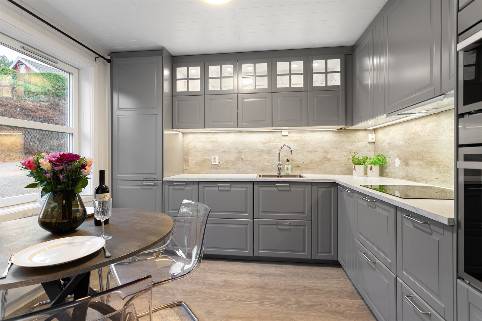 Rekkehus leilighet med meget pen kjøkkeninnredning fra 2020. Foto: Emotional Landscape Production Ole Thoresen. Galleribilde