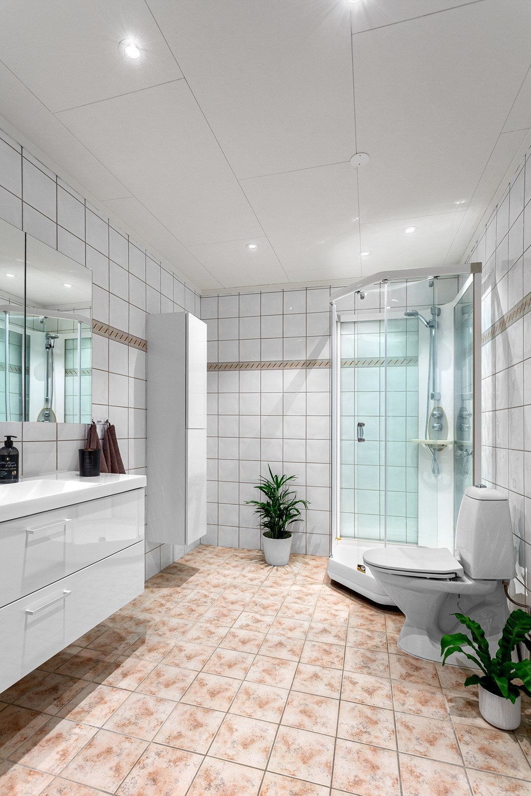 Dusjkabinett i hjørnet og gulvstående toalett Galleribilde