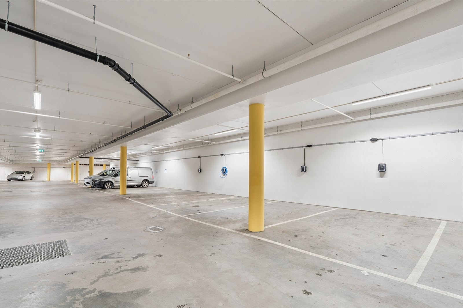 Parkering kan kjøpes for kr 675.000,- pr plass - 2 tilgjengelig med klargjort for el-bil lading. Galleribilde