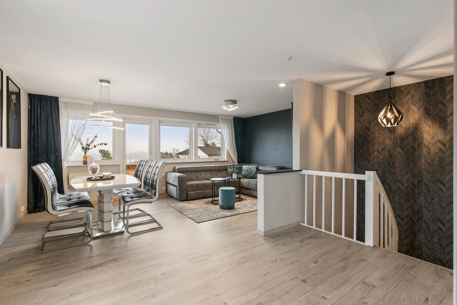 Stuen er moderne og innbydende med god plass til både sofagruppe og spiseplass. Galleribilde