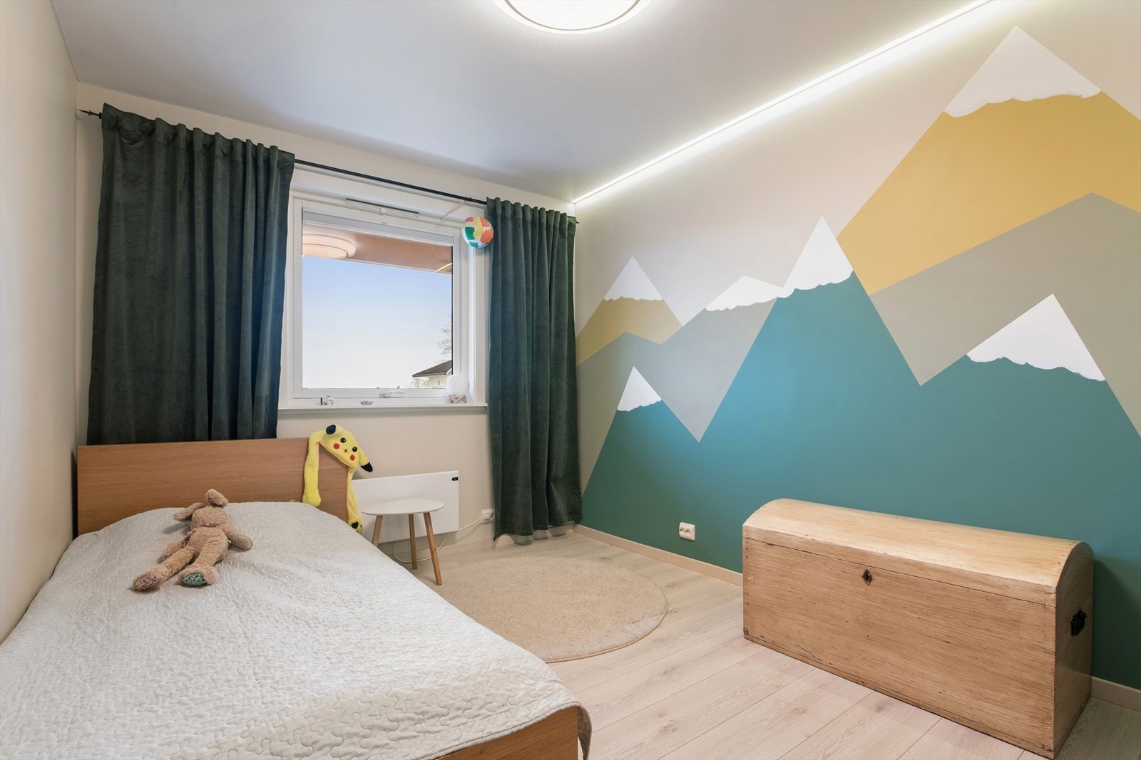 Boligen har totalt tre soverom - dette er et fleksibelt rom som passer både som soverom, kontor eller lekerom. Galleribilde