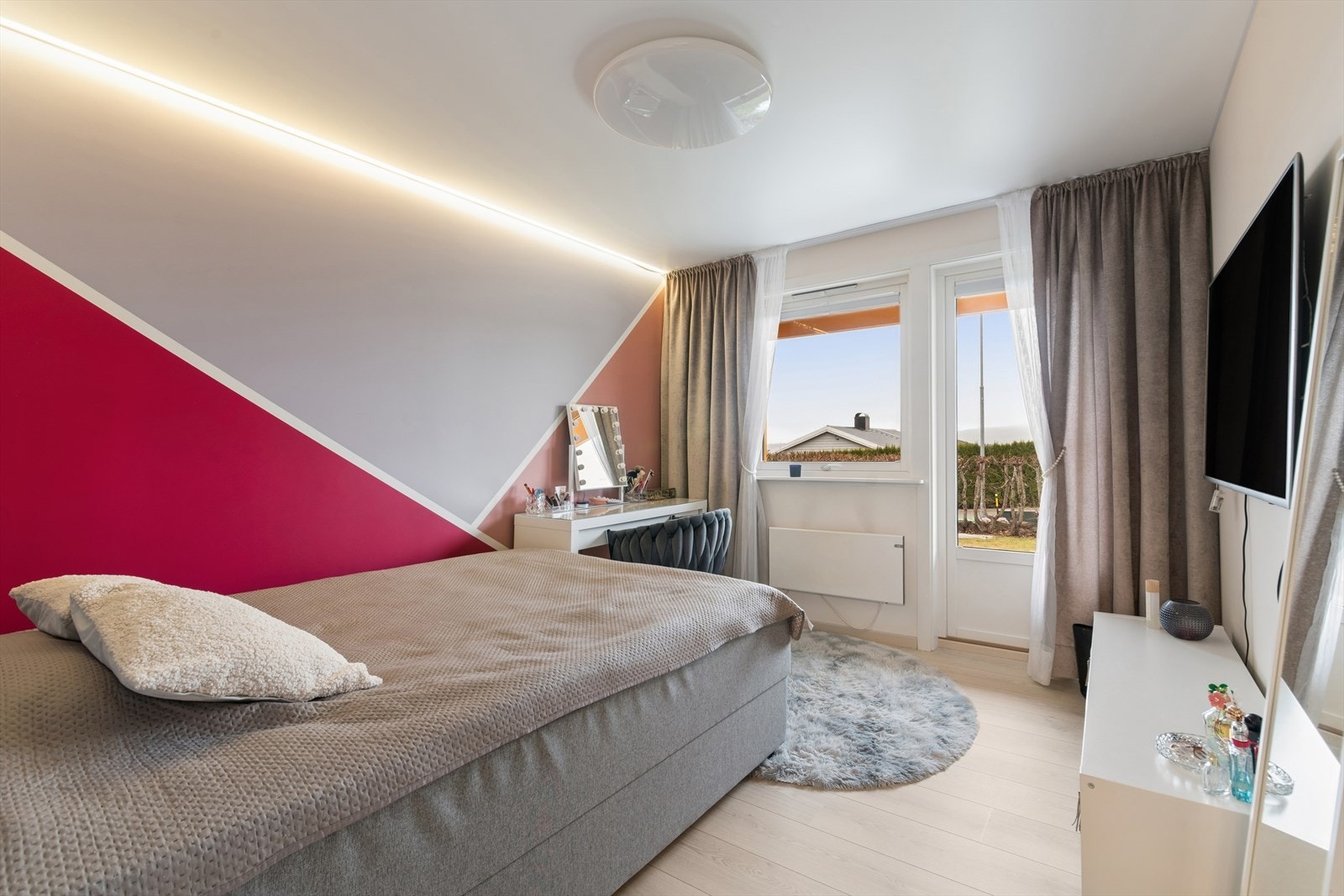 Dette soveromme har direkte adkomst til egen terrasseplatting på ca. 8 m², som gir en behagelig forbindelse mellom inne- og uterom. Galleribilde