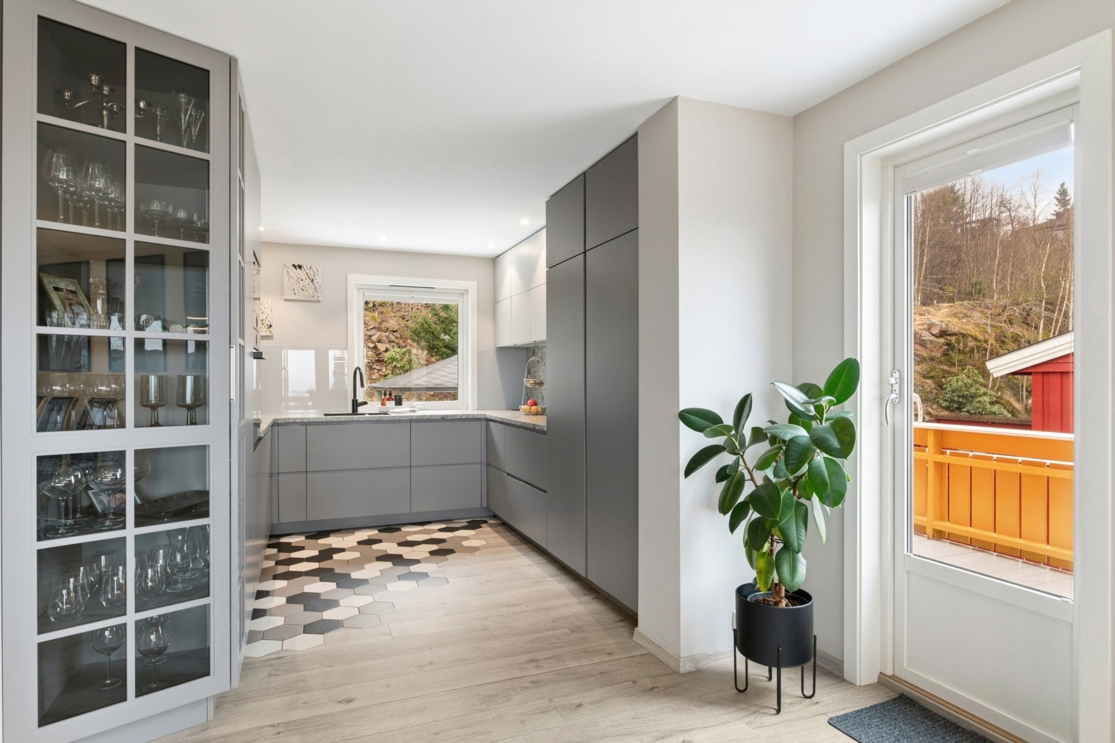Fra kjøkkenet er det direkte utgang til terrassearealer på ca. 71 m². Galleribilde