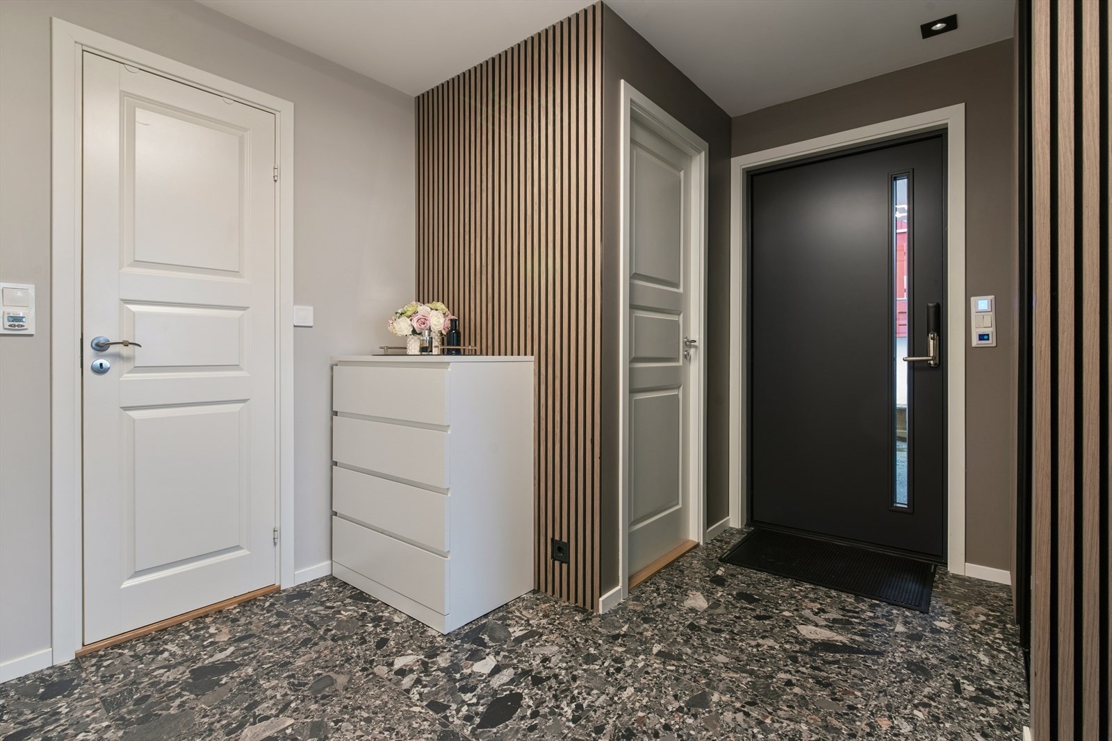 Entréen gir et svært godt førsteinntrykk med moderne materialvalg og gjennomført design. Galleribilde