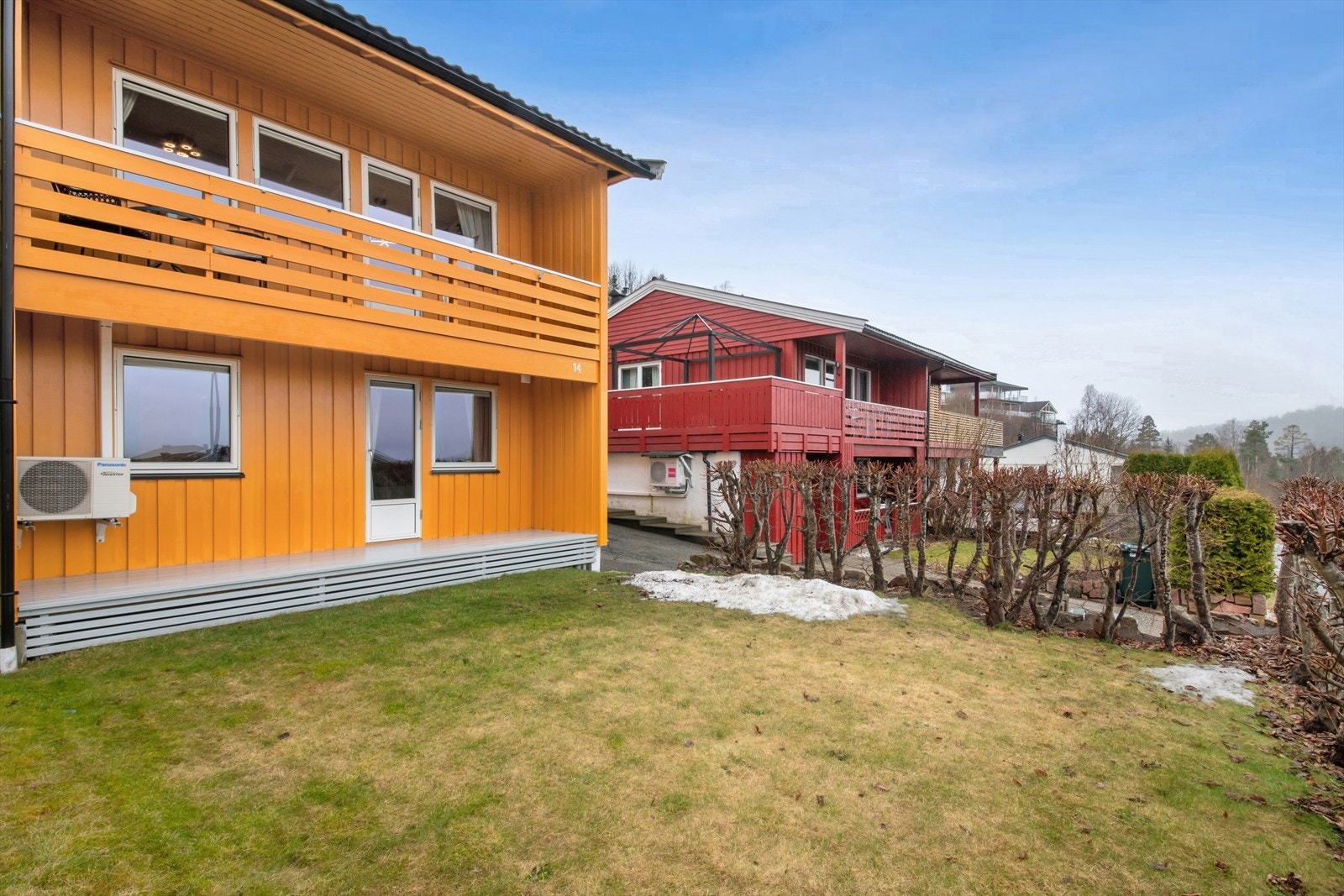 Hagen byr på en fin, flat plen som egner seg godt til lek og aktiviteter. Galleribilde