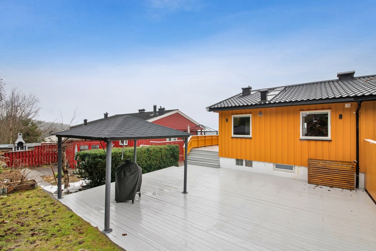 Stor og oppgradert terrasse med god plass til utemøbler og soner for både grilling og avslapning. Verandaen på siden av boligen er ikke byggesøkt/godkjent. Se punkt ferdigattest for ytterligere informasjon. Galleribilde