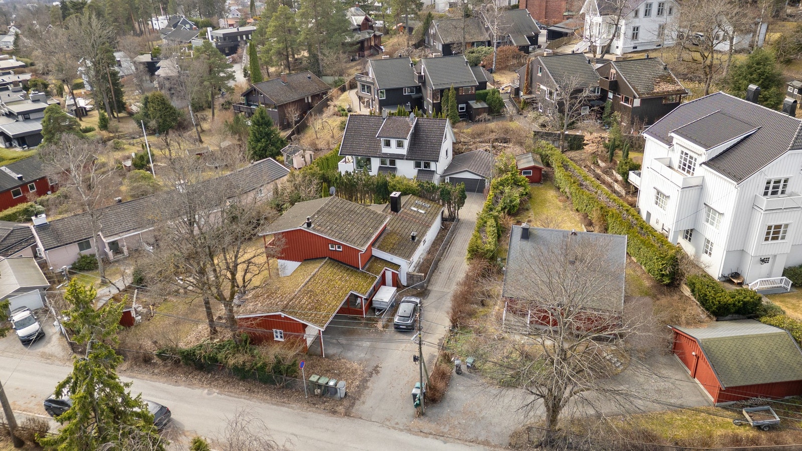 Tomten er opparbeidet med blant annet innkjørsel og uteområder med belegningsstein, diverse støttemurer og plenareal. Galleribilde