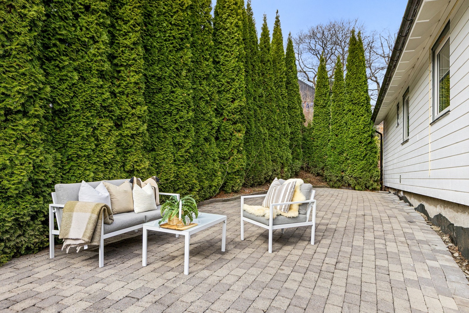 Hyggelig uteplass med god plass til utemøbler. Galleribilde