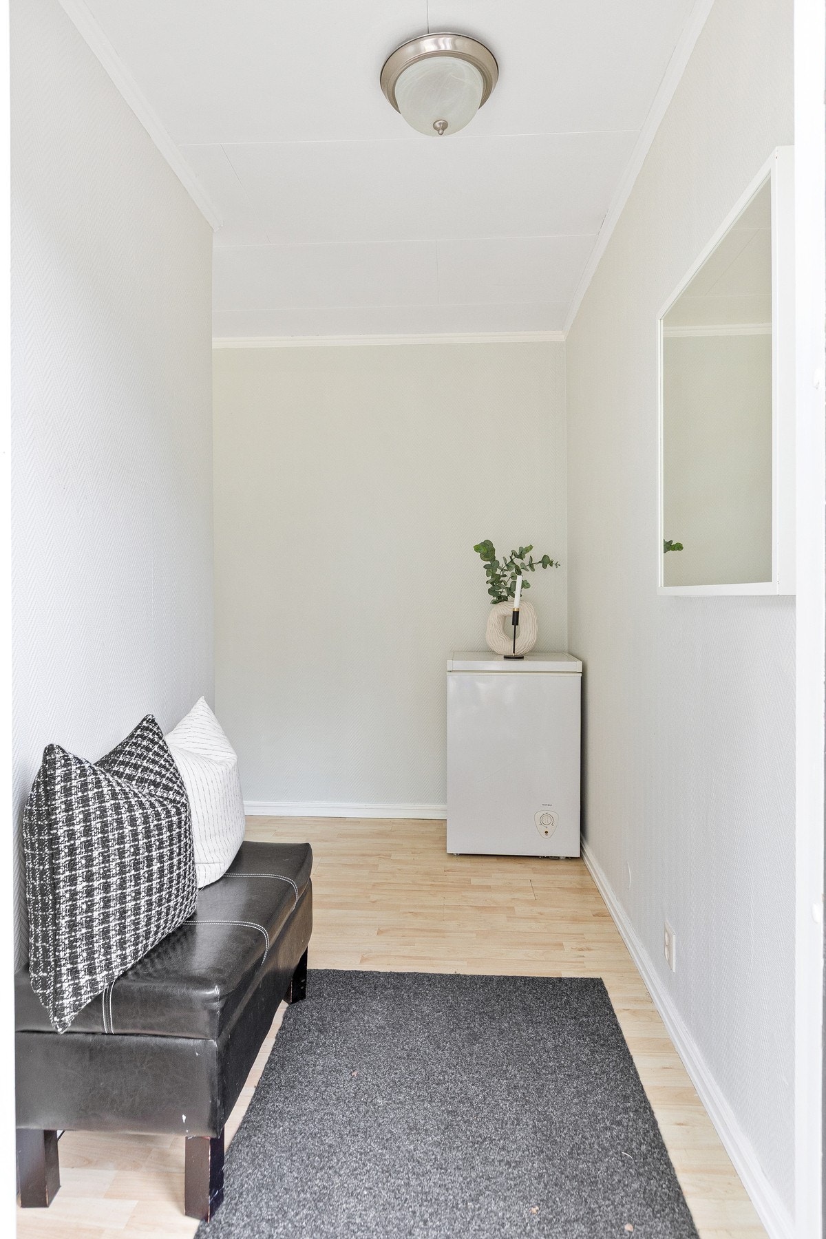 Romslig entré. Galleribilde