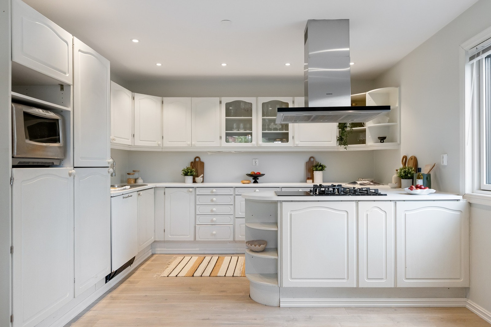 Integrert stekeovn, platetopp, oppvaskmaskin og kjøleskap med fryser. Galleribilde