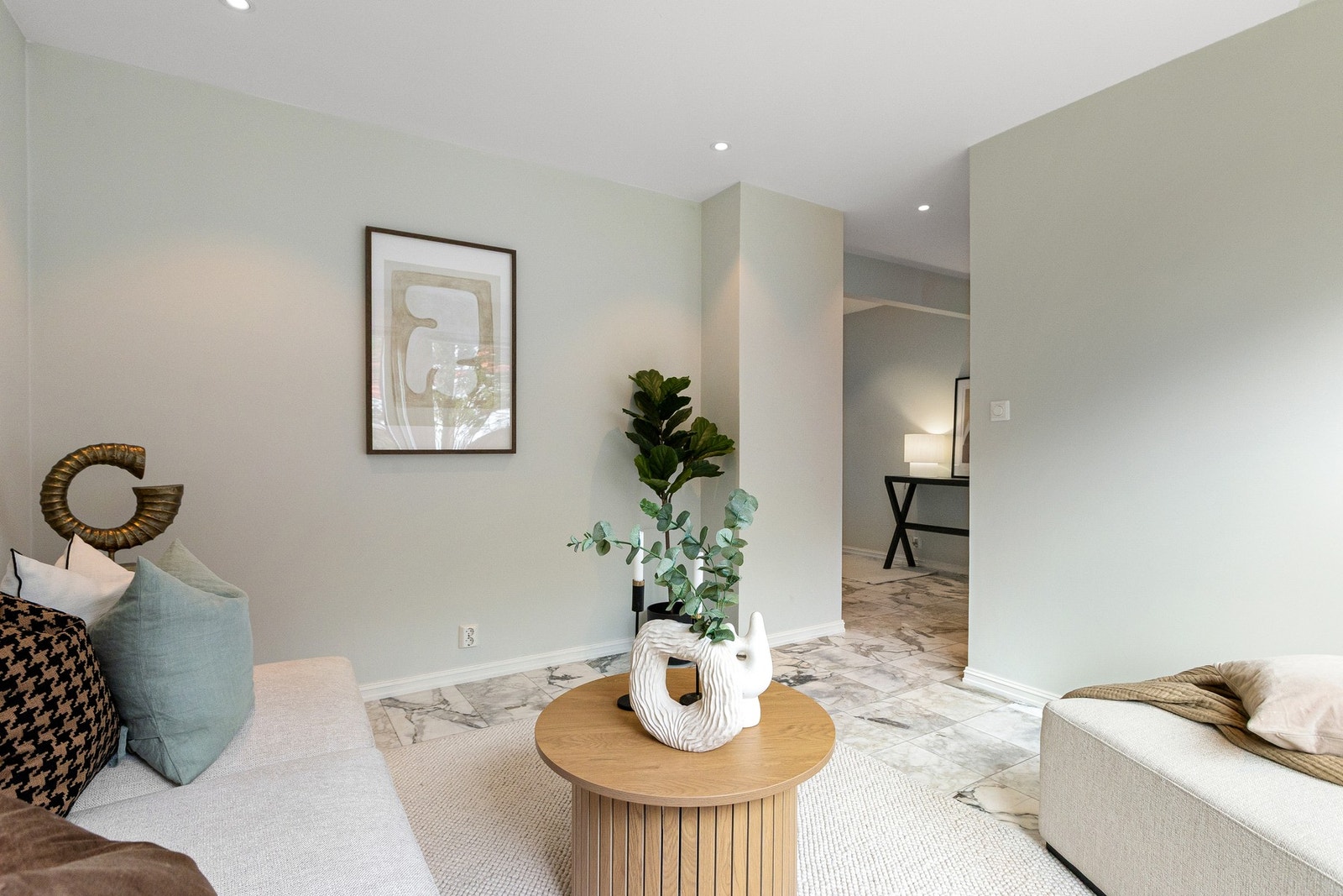 God plass til sofa med tilhørende møblement. Galleribilde