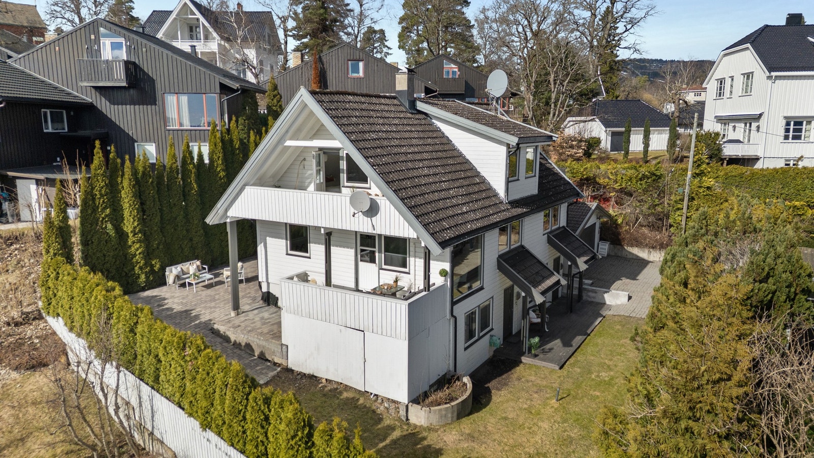 Enebolig over tre plan med egen utleiedel. Galleribilde