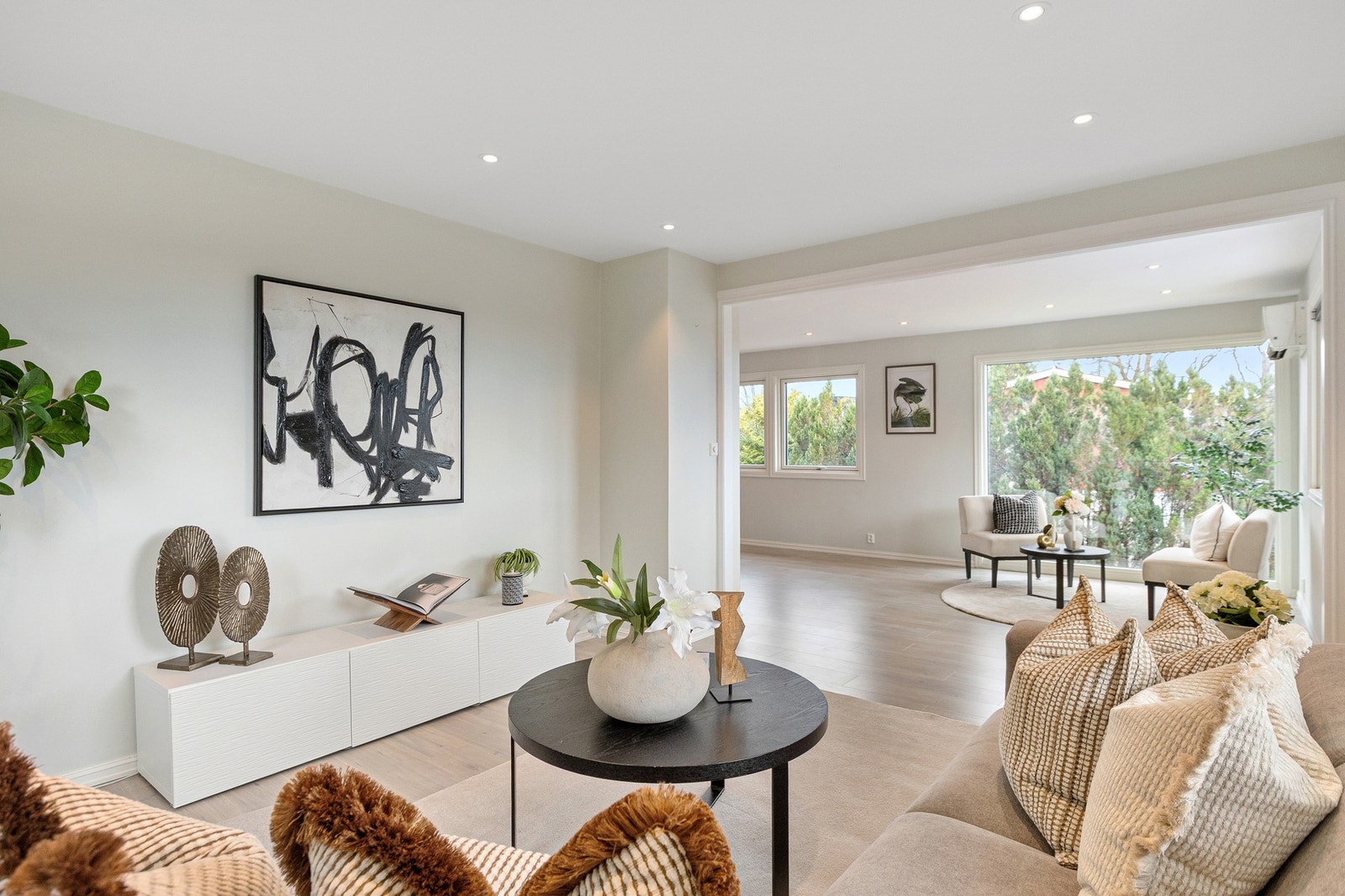 God plass til sofagruppe med tilhørende møblement. Galleribilde