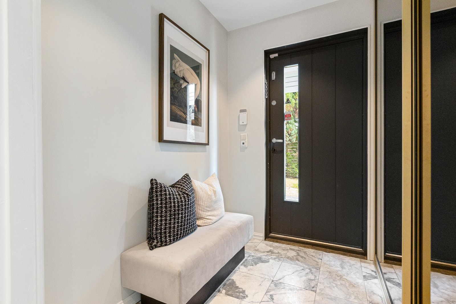 Skyvedørsgarderobe i entré med god plass til yttertøy. Galleribilde