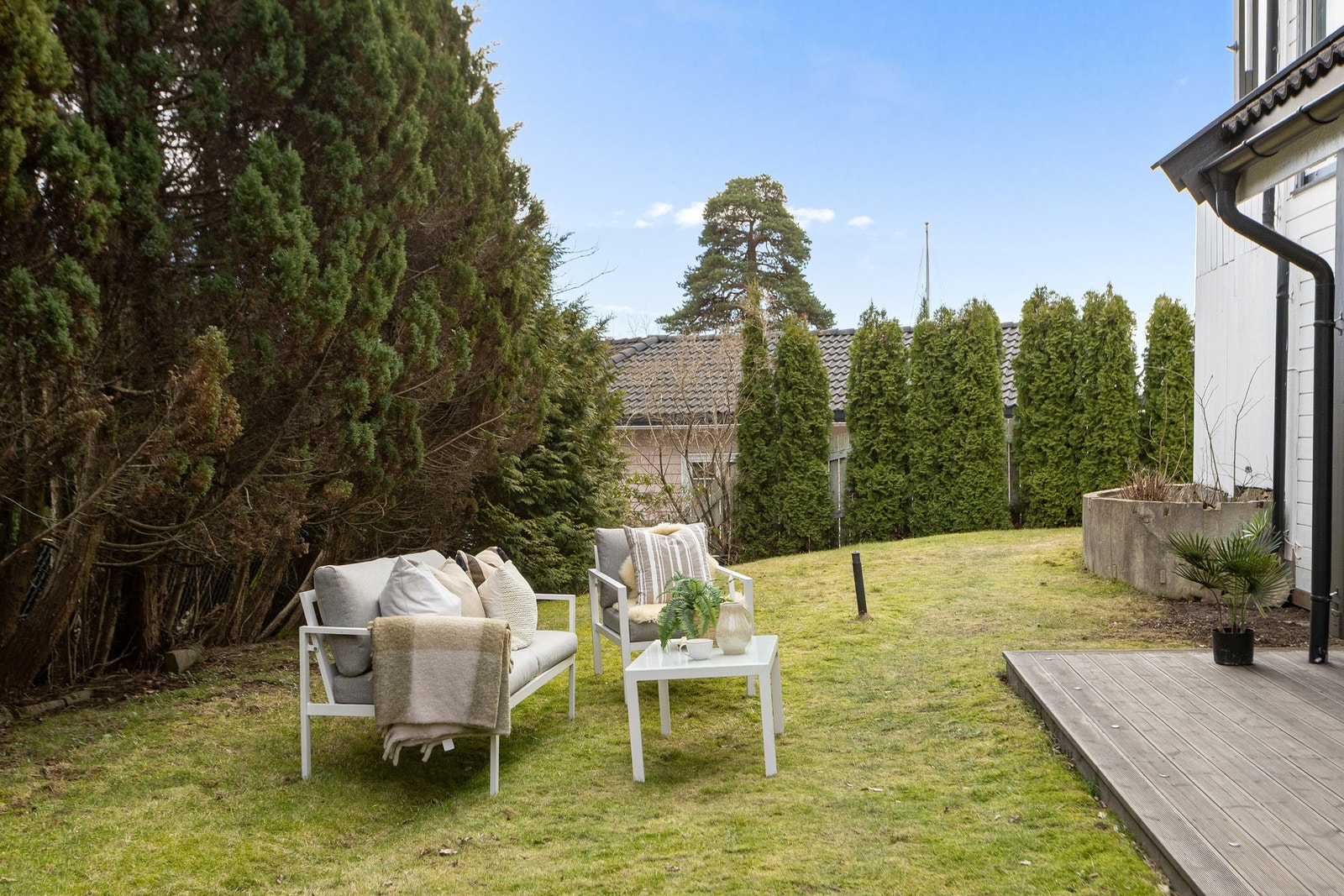 Plass til hyggelig sittegruppe i hagen. Galleribilde