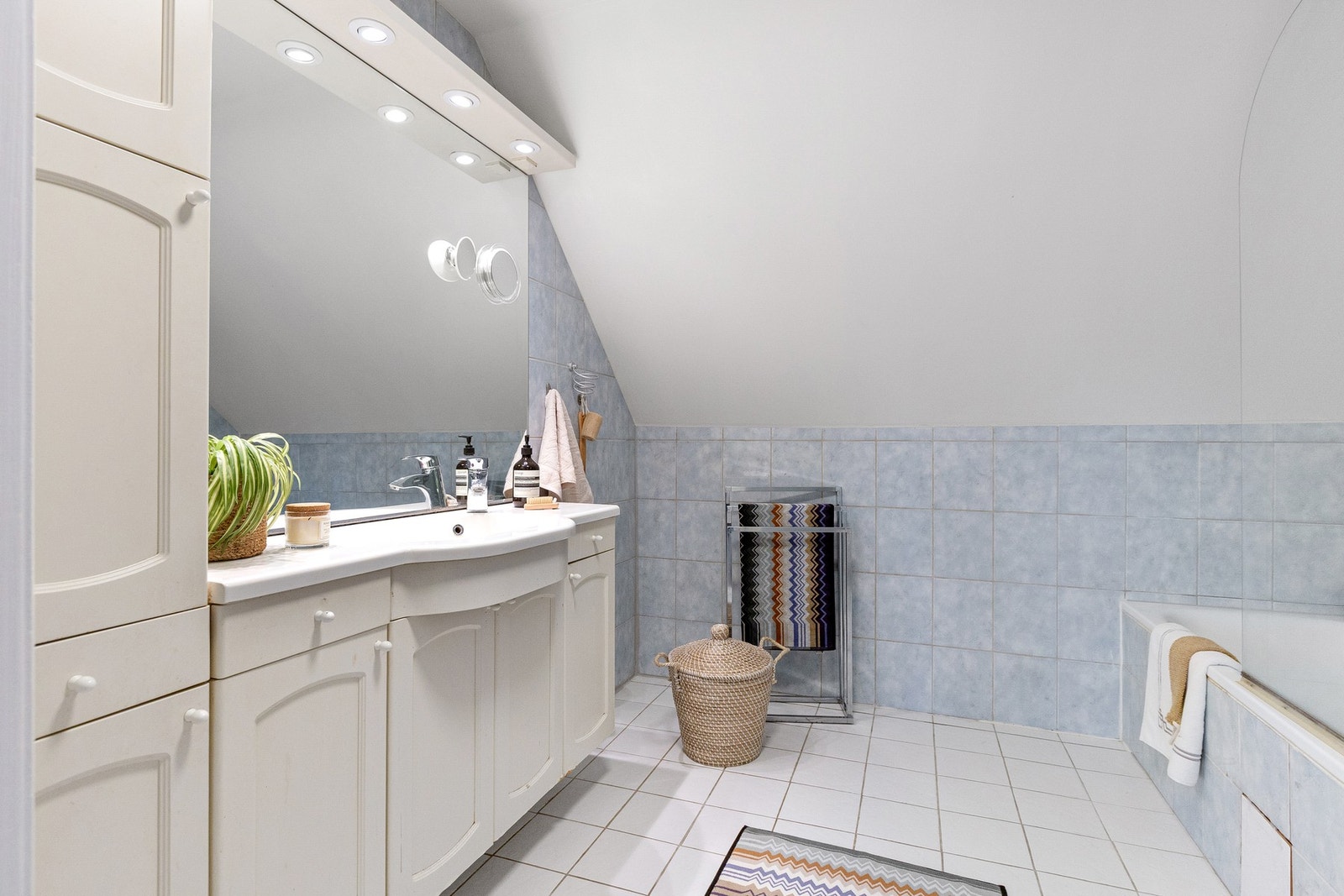 Hovedbadet har vegghengt servantinnredning med ovenpåliggende servant med armatur. Galleribilde