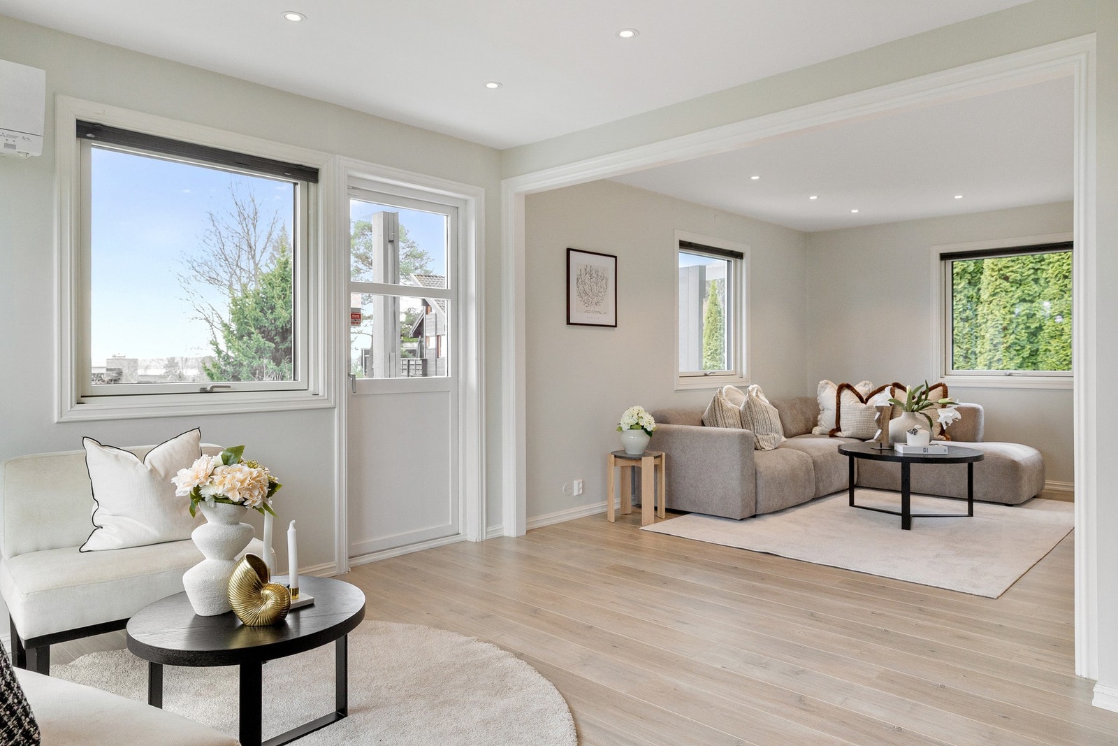 Utgang fra stue til solrik veranda. Galleribilde