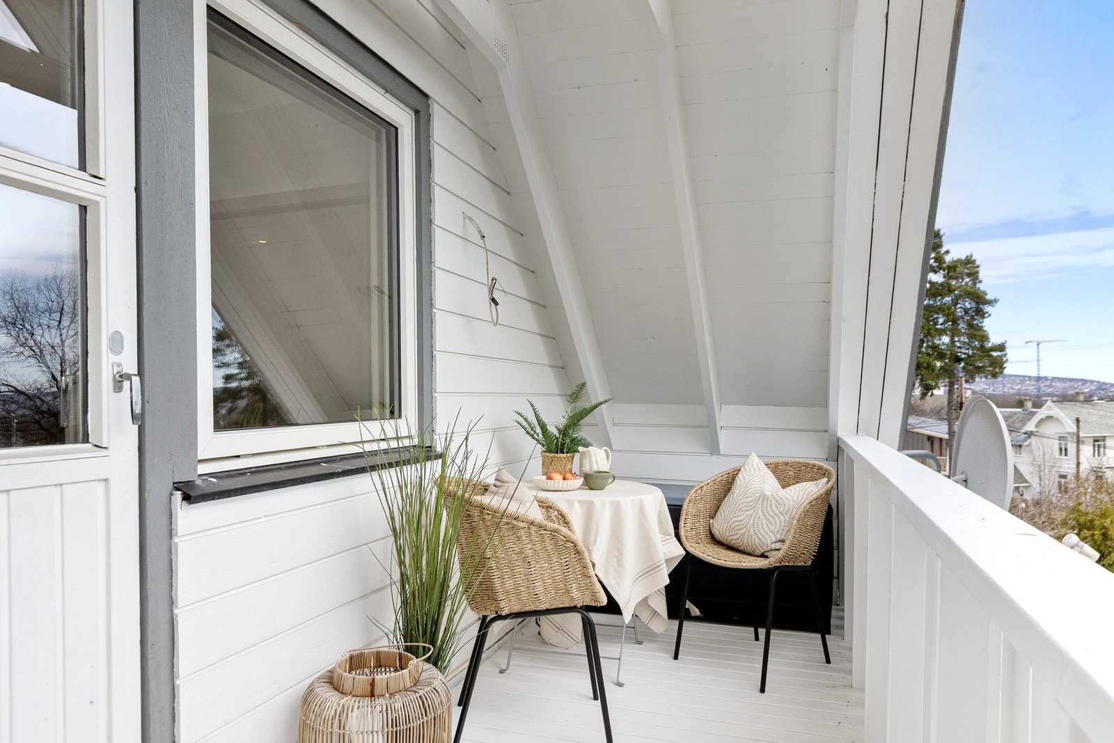 Utgang til solrik balkong fra hovedsoverommet. Galleribilde