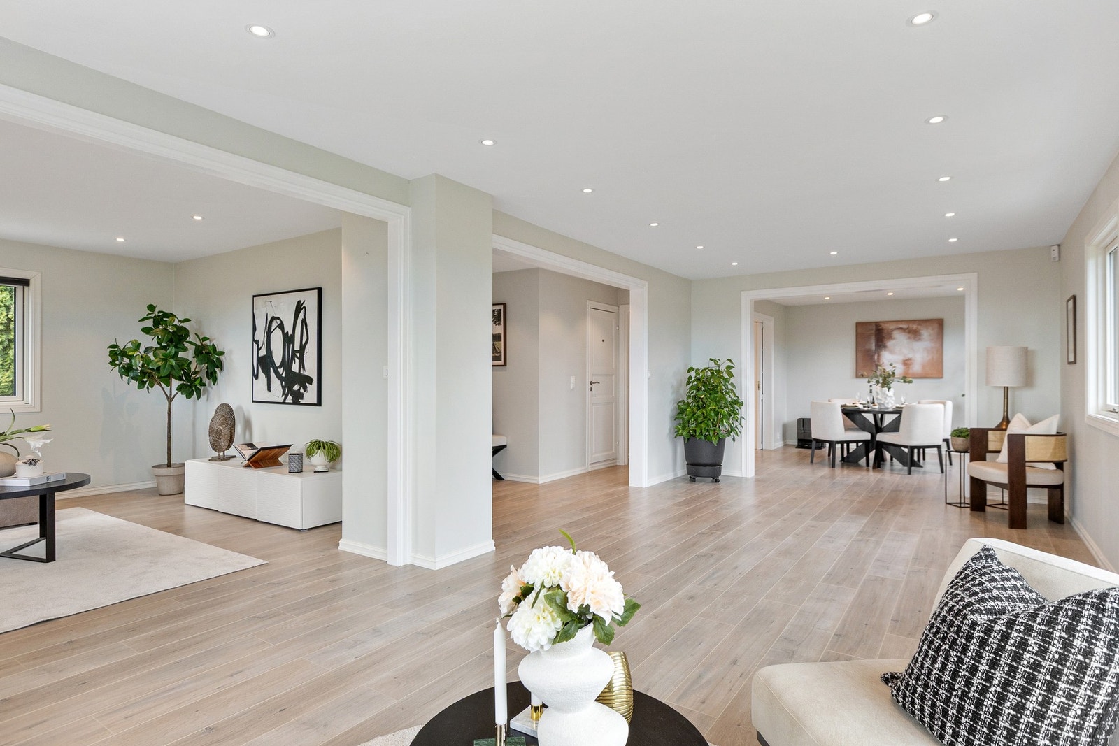 Lys og åpen stue. Galleribilde