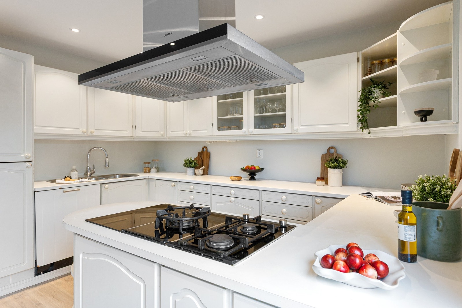 Kjøkkenet er innredet med profilerte fronter og benkeplate med laminert overflate. Galleribilde