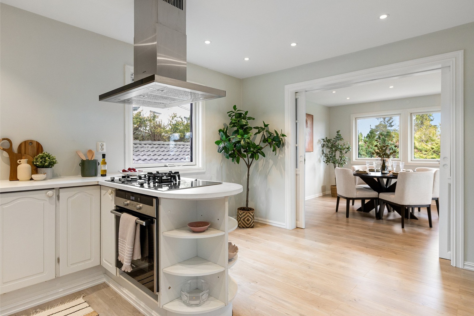 Fritthengende ventilator og nedsenket himling med downlights. Galleribilde