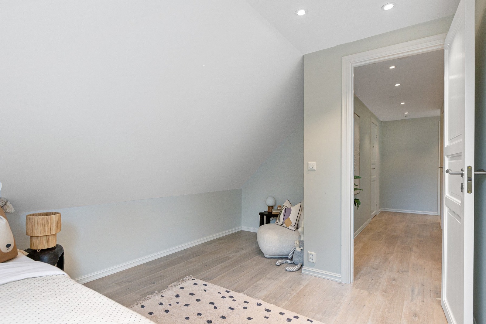 God plass til seng med tilhørende møblement. Galleribilde