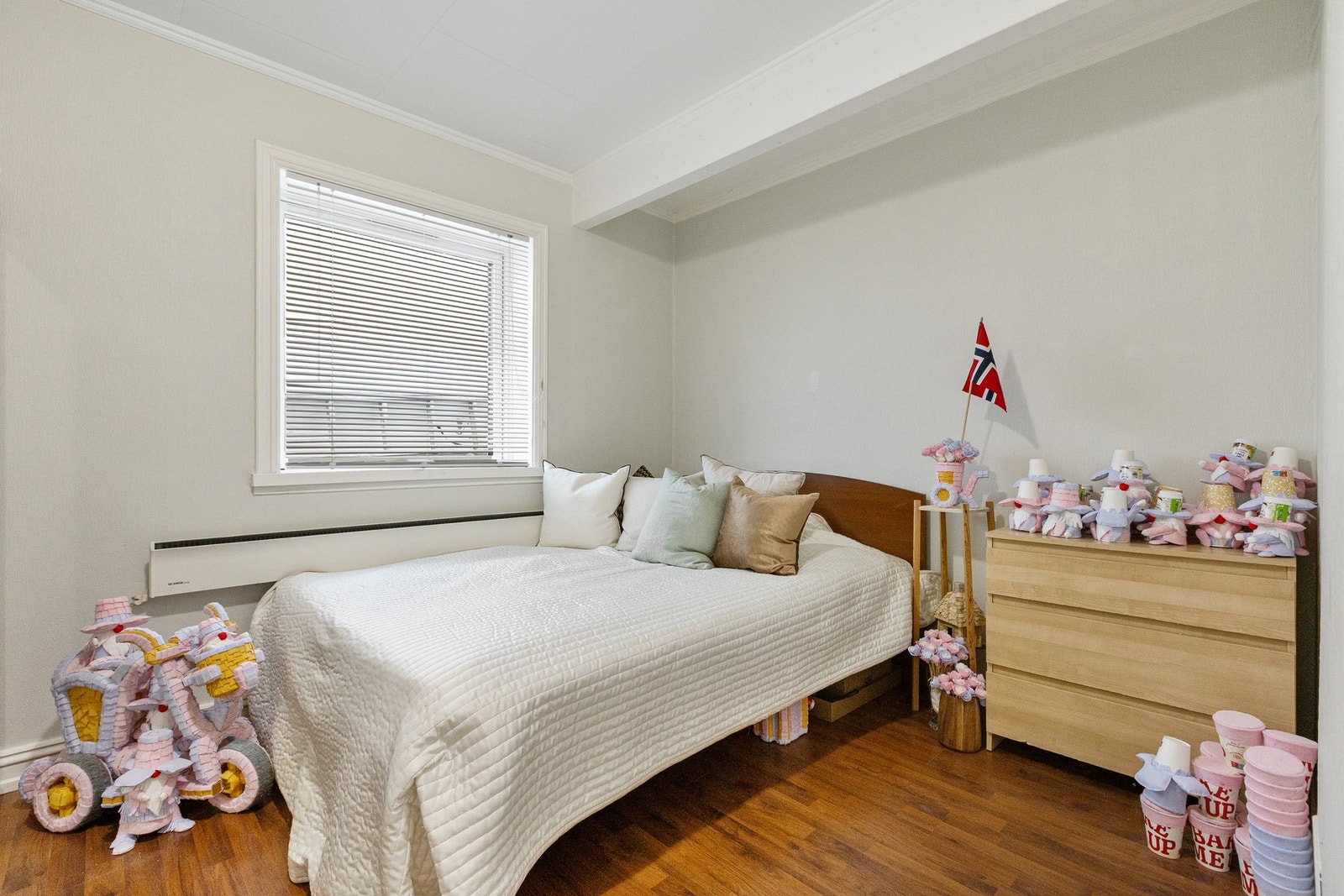 Soverom med god plass til seng og tilhørende møblement. Galleribilde