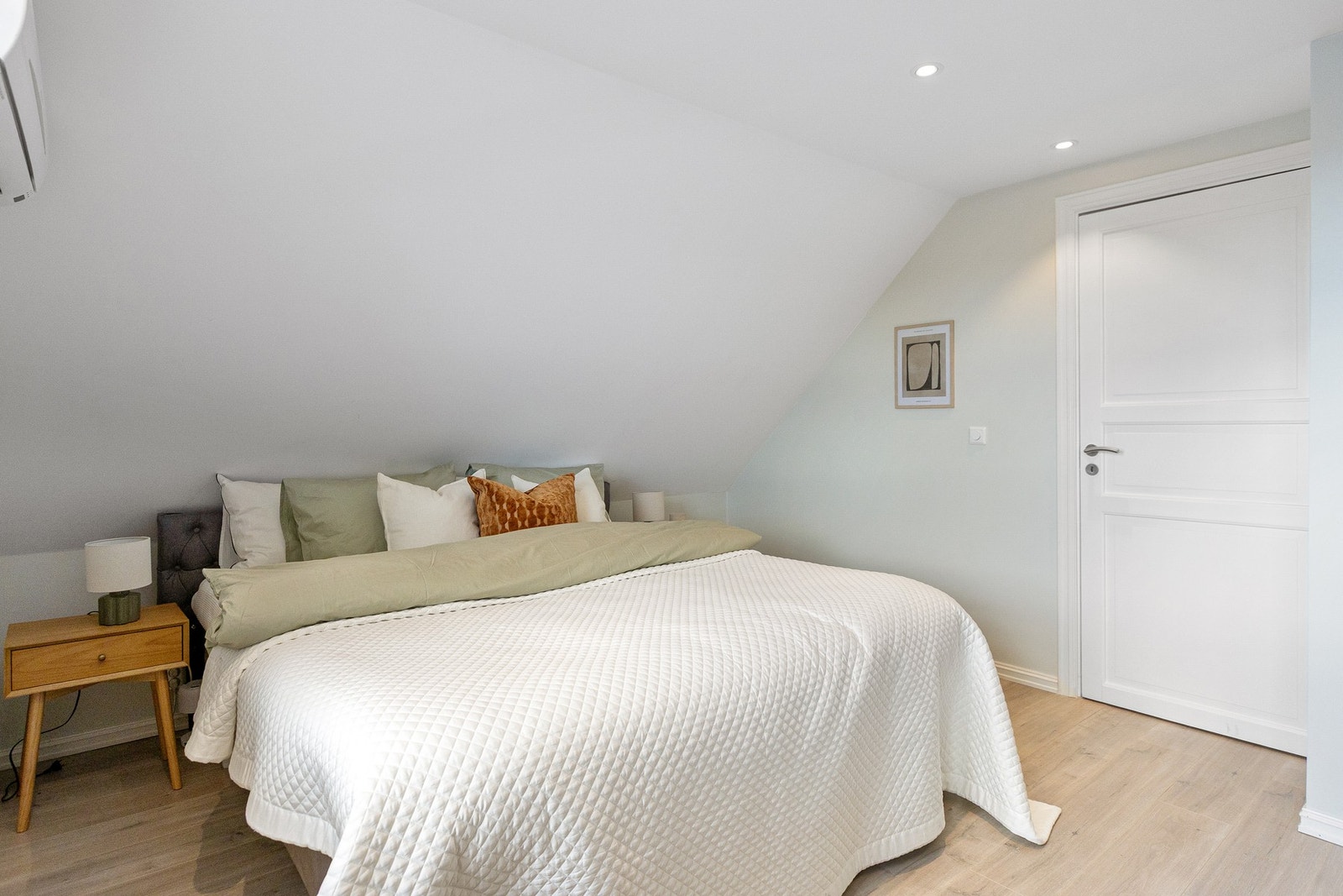 Hovedsoverommet har god plass til dobbeltseng med nattbord på hver side. Galleribilde