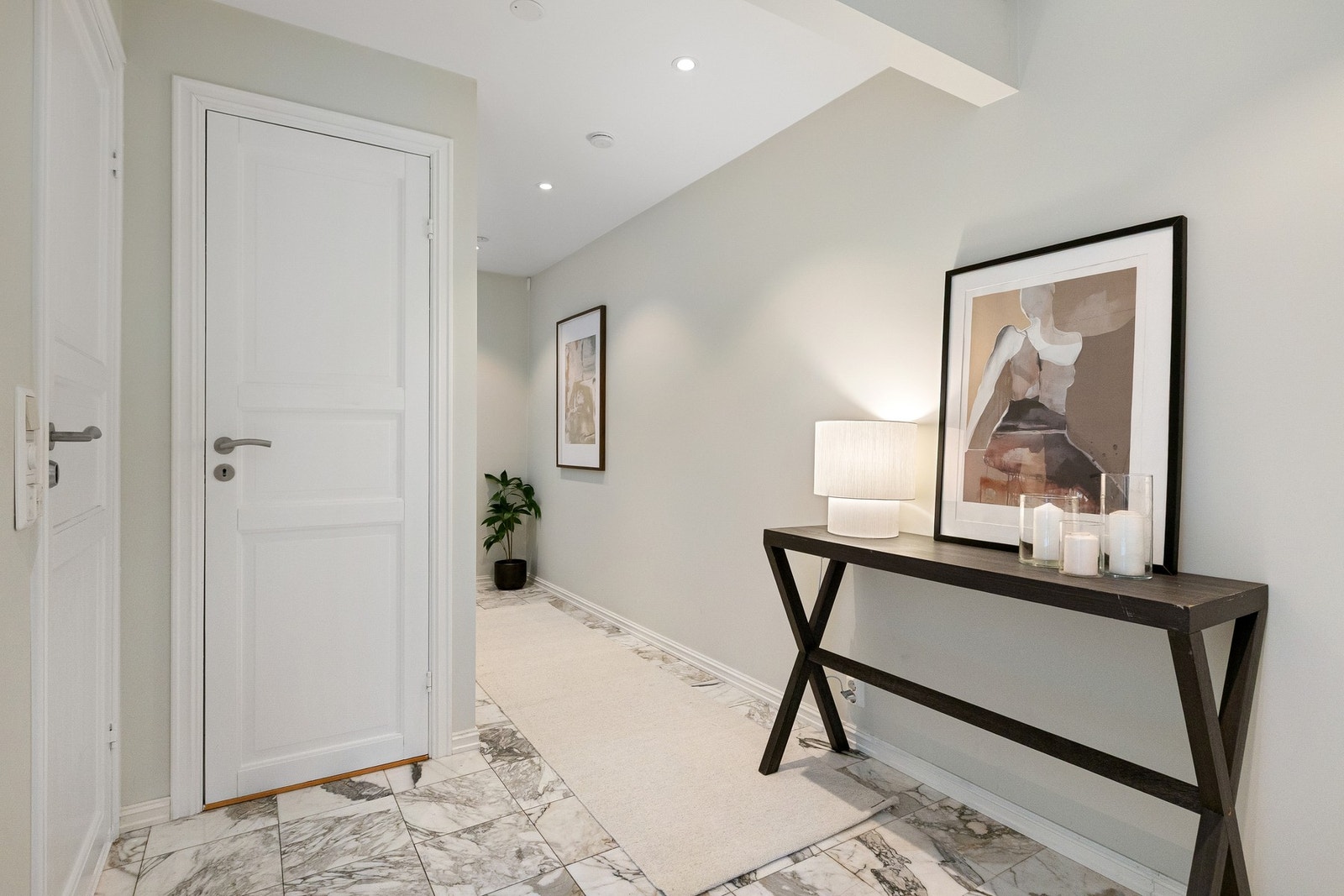 Romslig inngangsparti med plass til møblement. Galleribilde