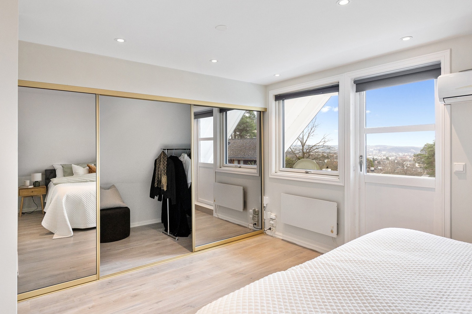 God plass til klesoppbevaring i skyvedørsgarderobe. Galleribilde