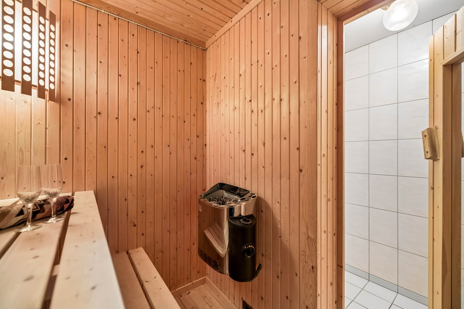 Badstue med en ny Sawo-ovn fra 2024. Herfra er det direkte tilgang til et dusjrom med varmekabler. Galleribilde