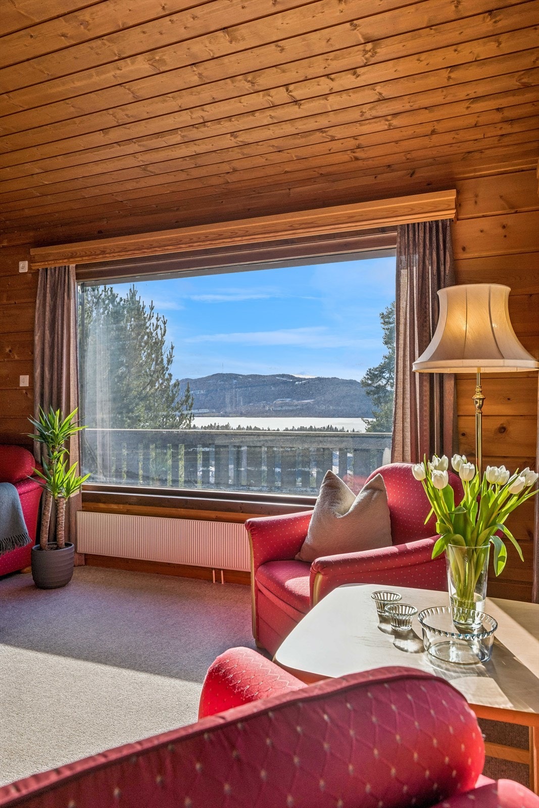 Utsikten over Mjøsa og landskapet rundt er en kvalitet man kan nyte fra flere av boligens rom. Galleribilde
