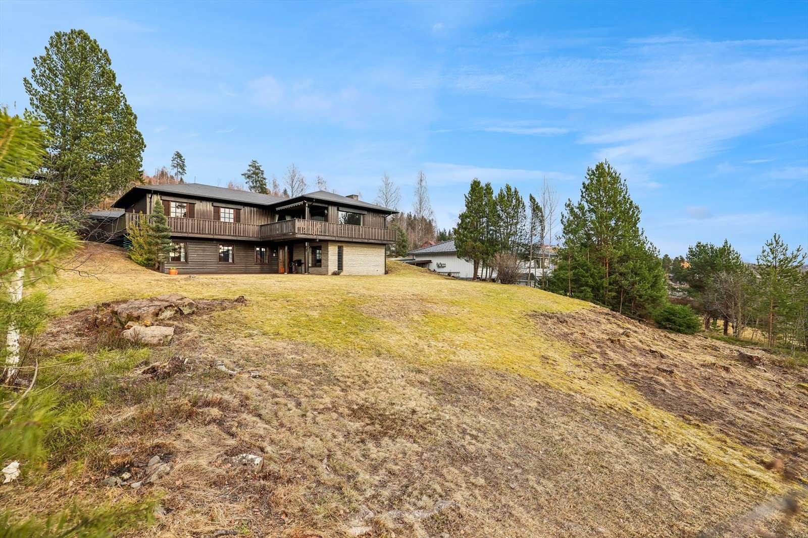 Stor tomt med god avstand til naboer. Galleribilde