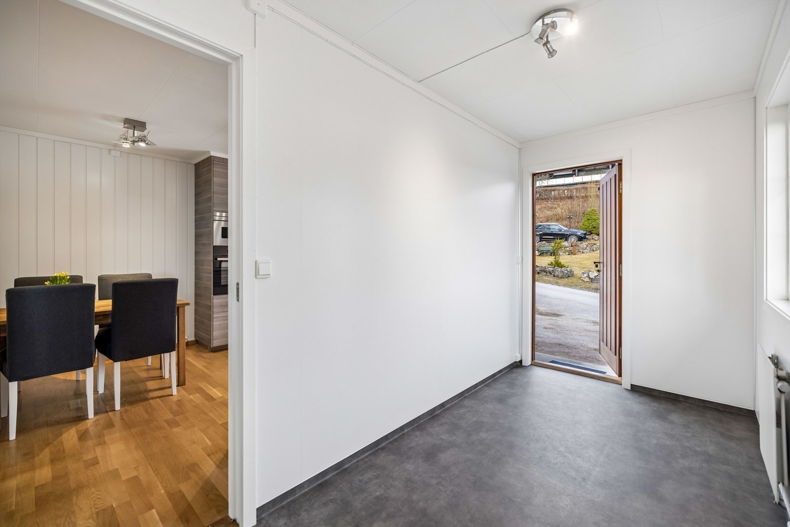 Det er egen adkomst til vaskerommet i 1. etasje fra terrenget. Galleribilde