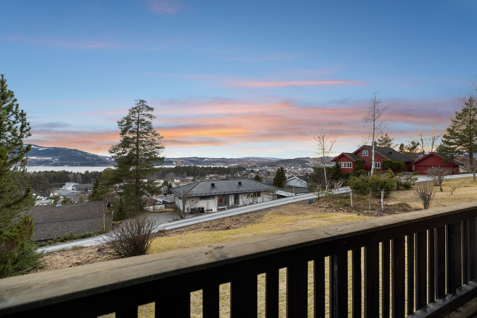 En kort kjøretur tar deg ned til Mjøsparken, et samlingspunkt med badeplass, skatepark og lekeplasser. Galleribilde