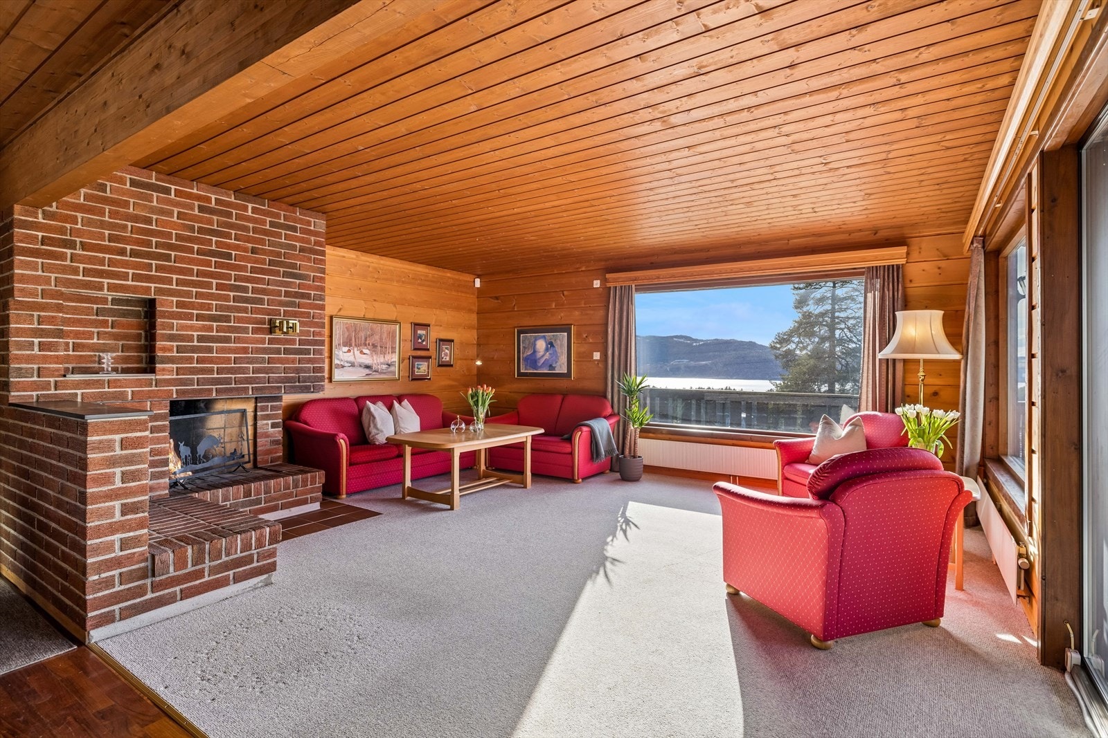 Vinduene er primært 2-lags isolerglass fra byggeåret, som bidrar til rommets originale karakter. Galleribilde