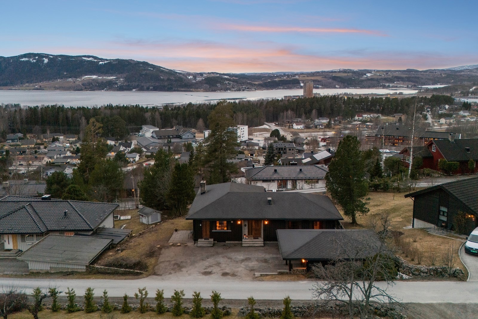 Dagligvarehandelen kan gjøres til fots på Kiwi eller Coop Extra, begge under ti minutters gange unna. Galleribilde