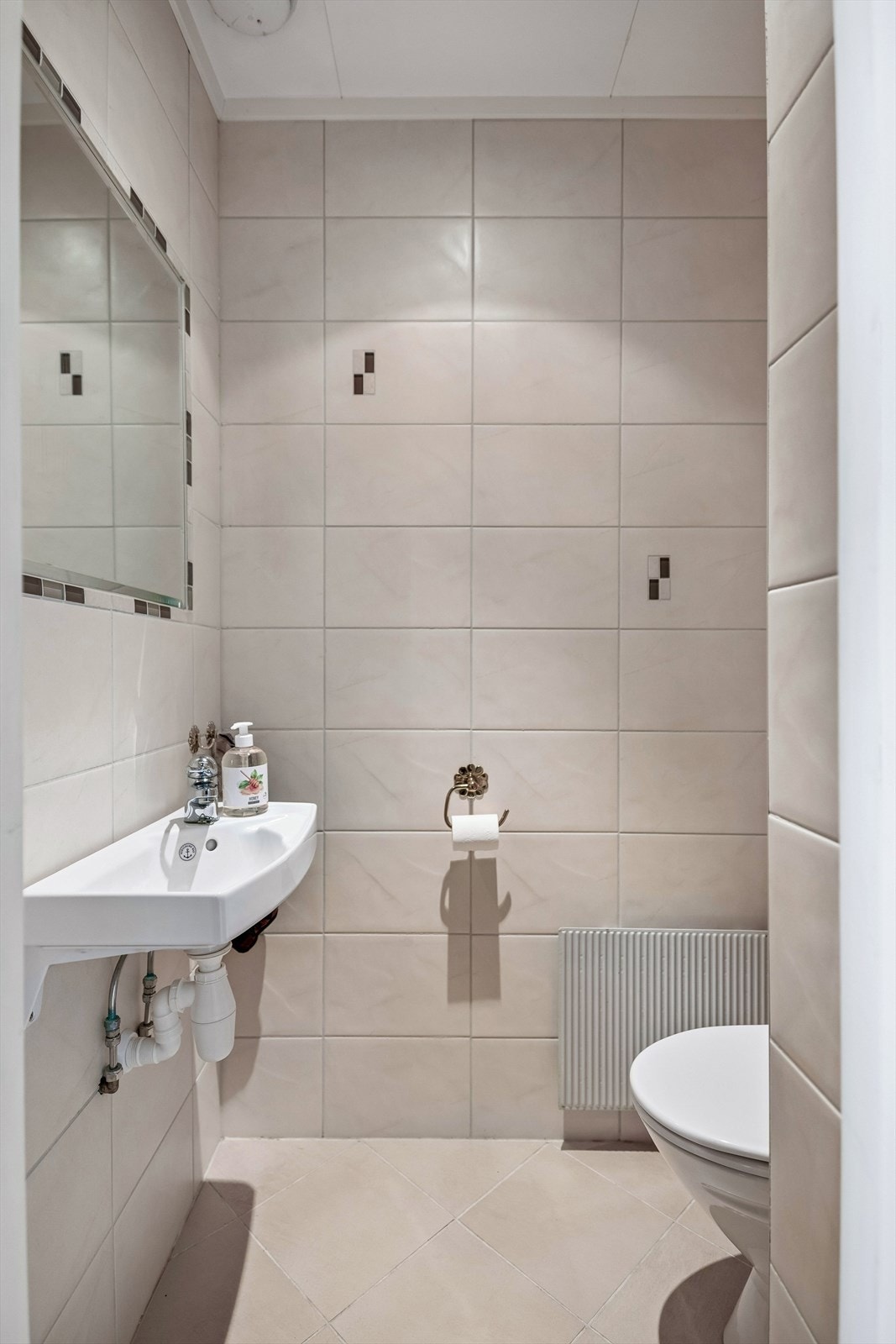 Separat toalettrom ved vindfanget, overflatefornyet med fliser på gulv og vegger. Galleribilde