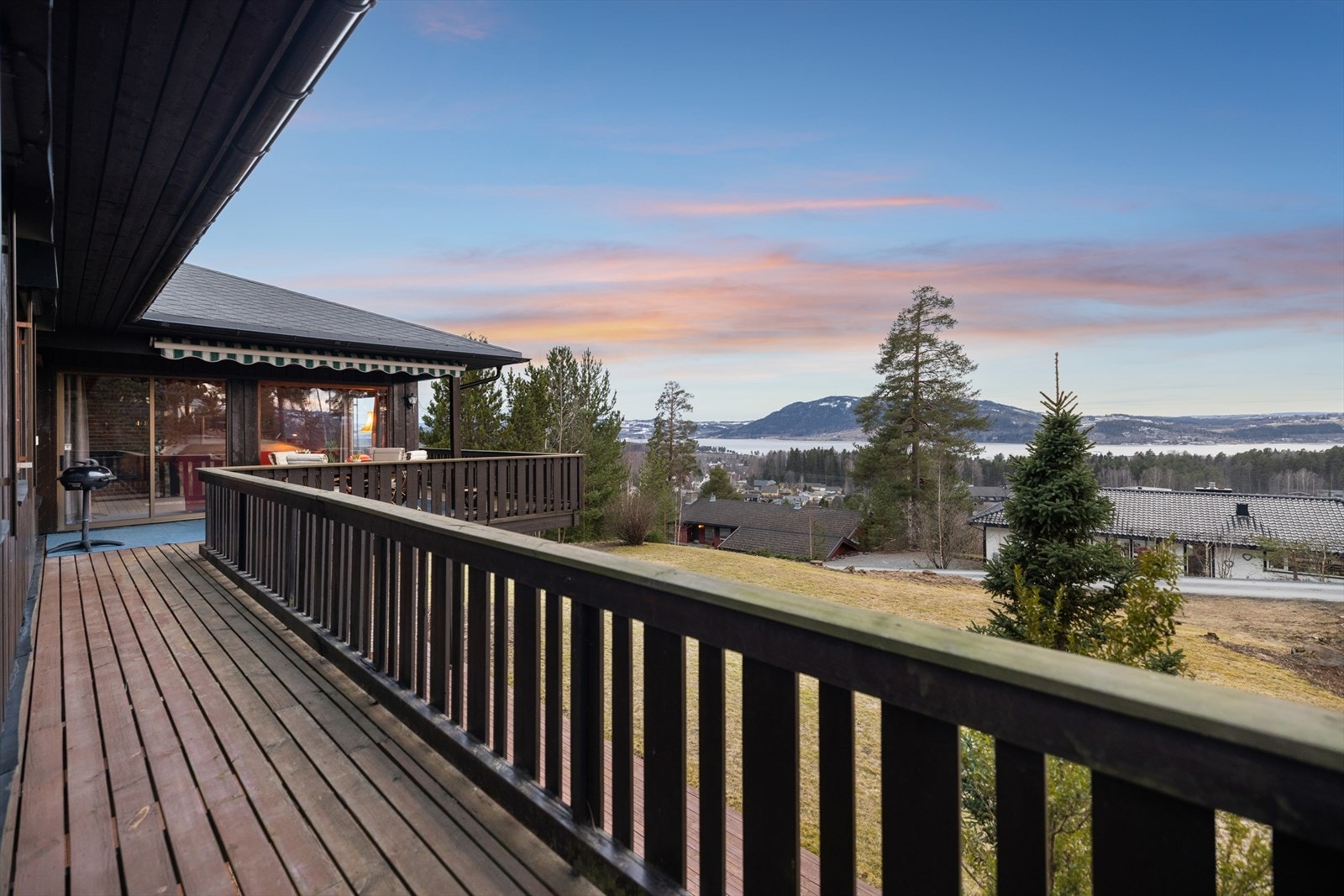 Dette er en flott familiebolig med solrik og skjermet beliggenhet, samtidig som det er kort veg til alle fasiliteter! Galleribilde