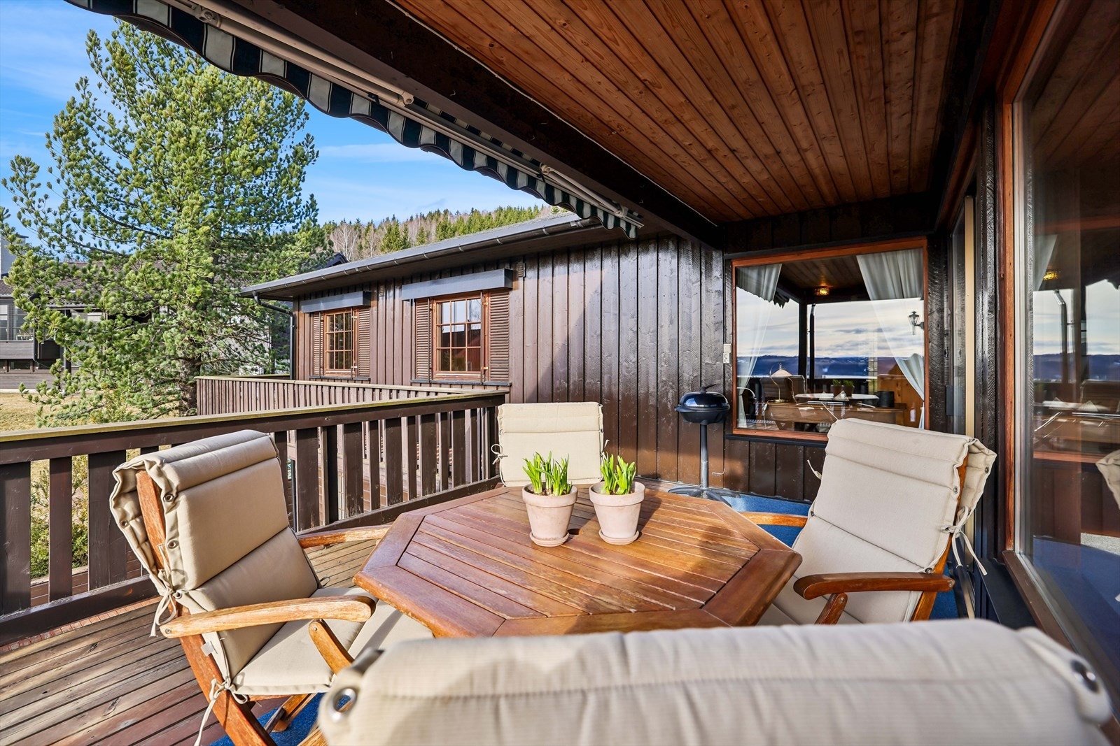 En uteplass som fungerer som en forlengelse av stuen på varme dager. Galleribilde