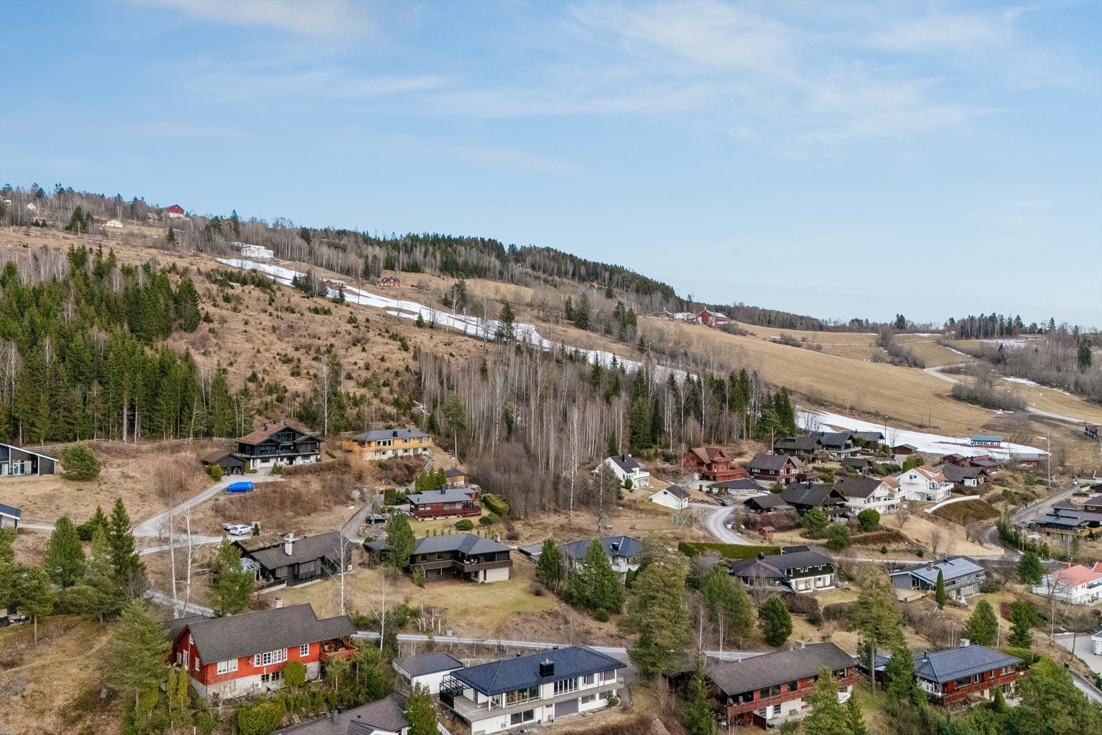 Herfra er det umiddelbar tilgang til skog og mark, med gode turmuligheter sommer som vinter. Galleribilde