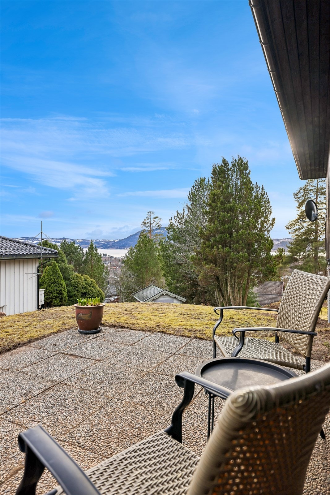 Her kan morgensola nytes i ro og mak. Galleribilde