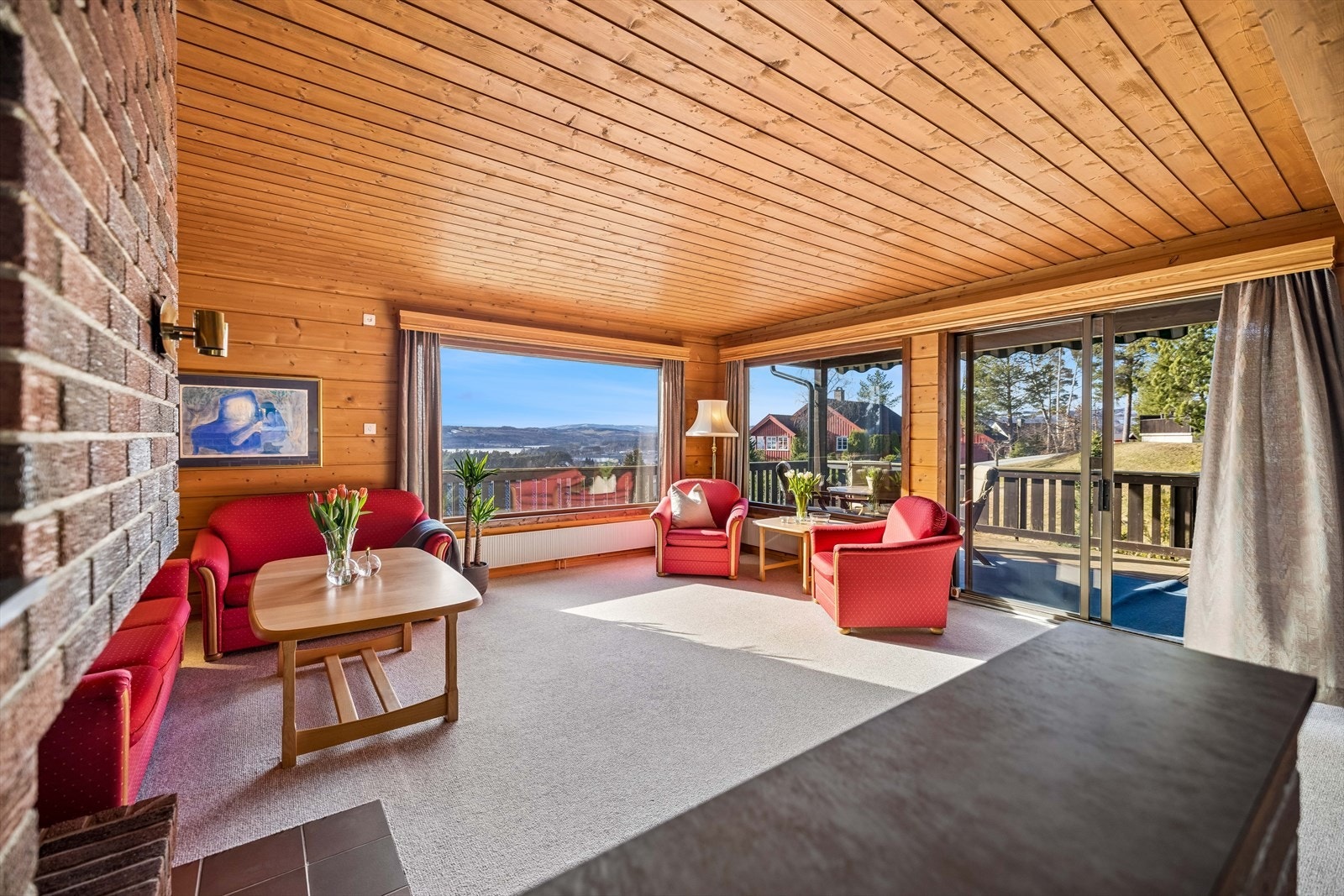 Stuen i hovedetasjen har store vindusflater og direkte utgang til en overbygget terrasse på 39 m². Galleribilde