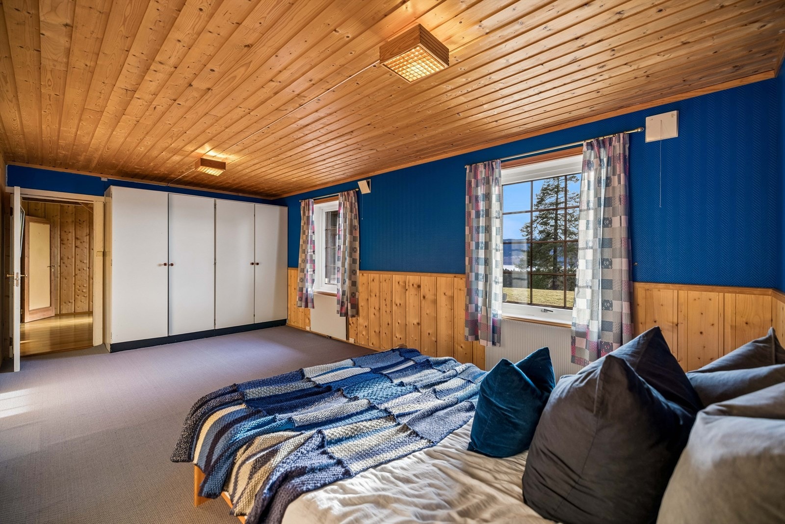 Hovedetasjen har tre soverom. Dette rommet (i sokkeletasjen) har god plass til dobbeltseng og garderobeløsning. Galleribilde