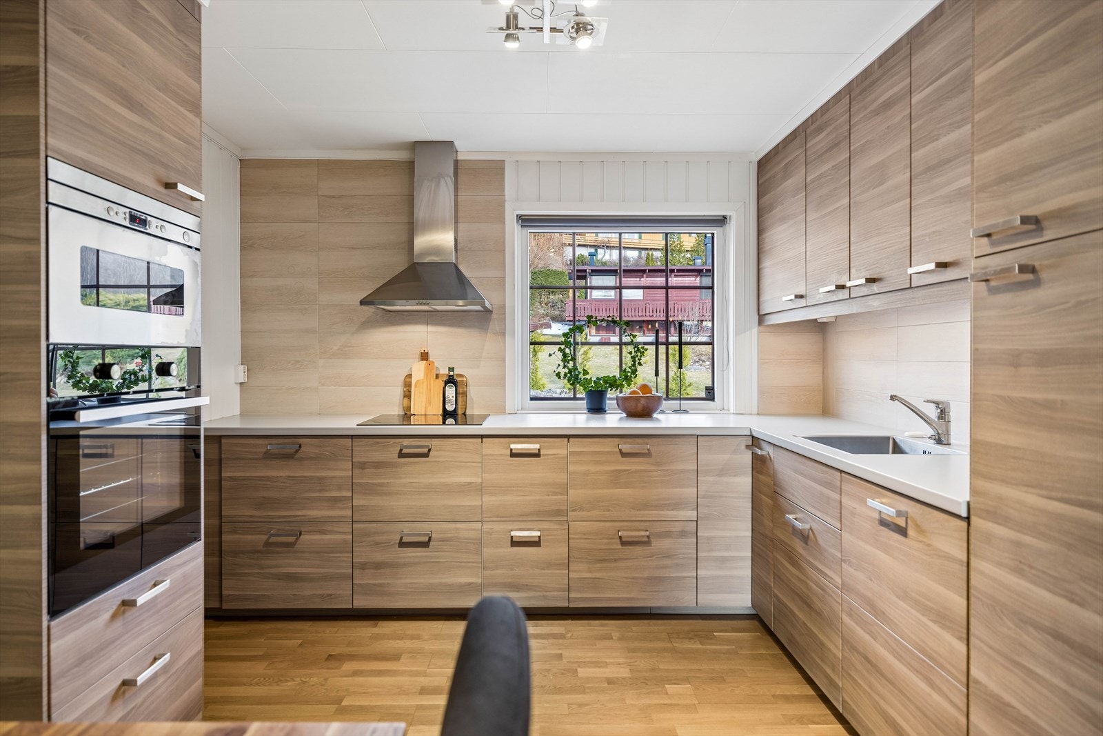 Her er det integrert platetopp, komfyr, mikrobølgeovn, kjøleskap og oppvaskmaskin. Galleribilde